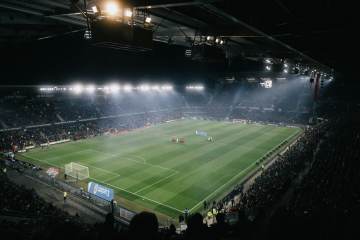 梅西18球，姆巴佩16球，谁将加冕总进球数之王？悬念正炽烈燃烧！（配图示意）